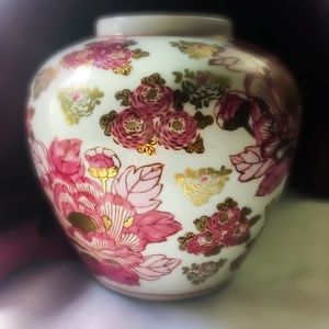 Gold Imari hand painted porcelain vase